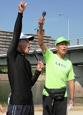 左が芦屋浜ACの宗政会長、右は武庫川SCの加藤事務局長