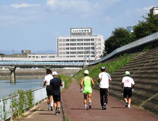 安威川上流に向かって走る五人
