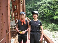 鉄橋の上で須田さん（左）と坂本さん