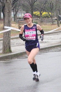 大阪城公園内コースを走る山田美由紀さん