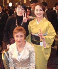 リディア・シモンさんと小林玲子さん、着物姿の山田美由紀さん