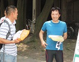 BB賞の河野弘幸さん、左は二位の大川昌守さん