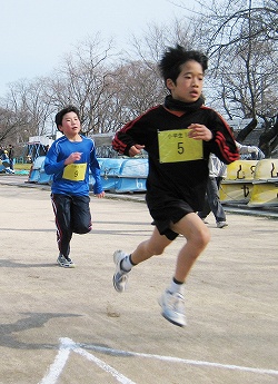 小学生1Kmマラソンの力走
