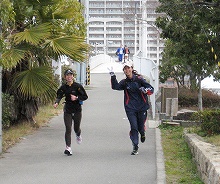 浜甲子園前を走る玉田さん(左）と仁木さん