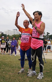 小島義一さんはフルマラソン完走回数日本一、佐藤潤さんは武庫川SCメンバーでフル百回楽走会会長