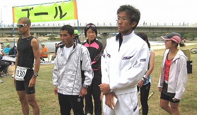 右は優勝の福井さん、中央は二位の上山さん、左は三位の大宮さん