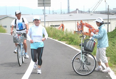 左；高野さん、中央；武庫川70Kmを完走した黒江さん、右；上山京子さん