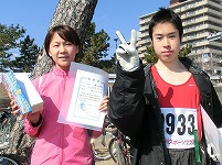 10Kmの部で優勝の大西一輝さんと鎌田沙樹さん
