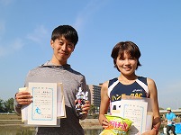 ハーフの部男子で優勝の横部貴之さんと瀬口美香さん
