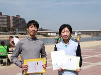 ハーフの部で優勝の横部貴之さんと石川友江さん