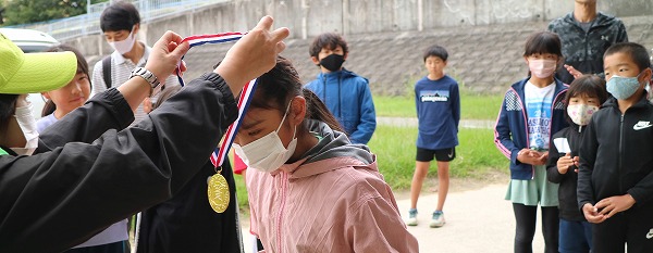 小学生1Kmランニングの表彰式