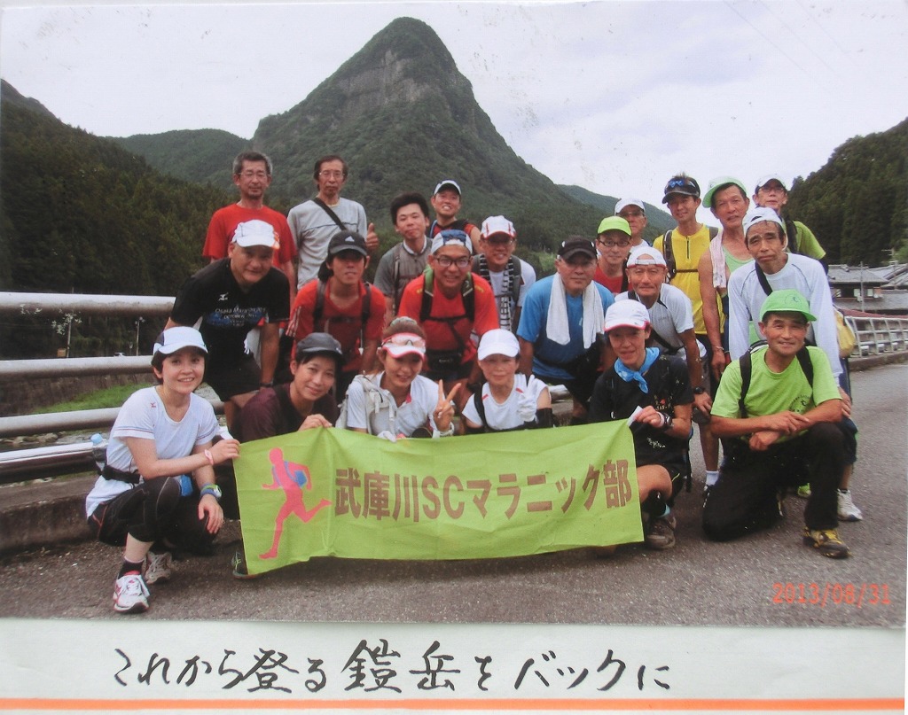 翌日登る予定の鎧岳をバックに記念撮影：1日目