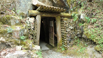 多田銀銅鉱山跡の入口