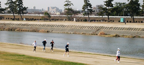 武庫川河川敷を走るランナーたち