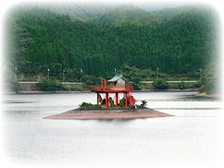 銀山湖に浮かぶ神社