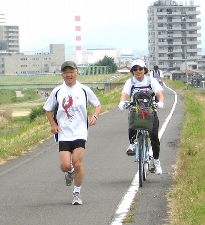 左；時々ほっておかれた与茂田さん、右；時々パートナーを忘れてスイスイ自転車の大野さん