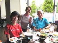 左から坂本さん、三田市在住でねぎらいに訪れた山田美由紀さん、熊吉さん
