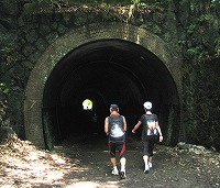 真っ暗なトンネルに入る