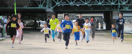 小学生1Kmマラソンのスタート