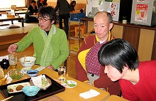 瀧本さん（左）と熊吉さん、坂本さん