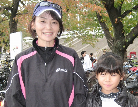 女子でトップだった松島凛さんとその母の母で5Km優勝の山田美由紀さん。サラブレッド・ランナーの血統！