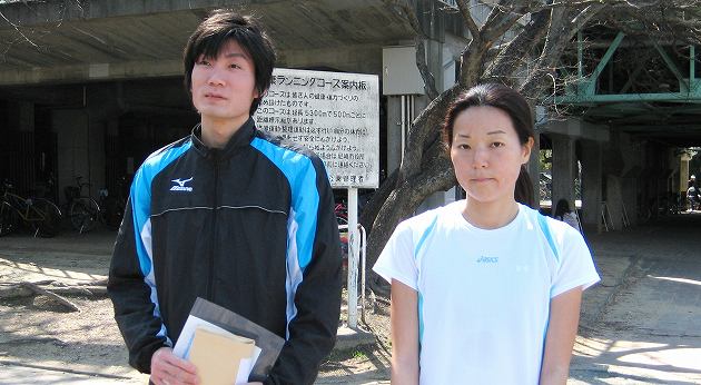 5Kmの部で優勝の平池宏至さんと久野由香理さん