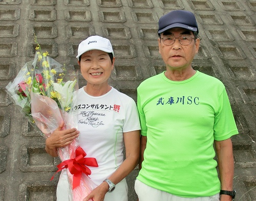 山田さん（元武庫川ＳＣクラブ員）と花束を贈呈した高瀬名誉会長