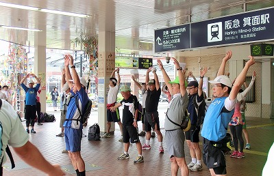 阪急箕面駅前で全員の準備体操