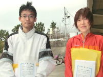 ハーフの部で優勝の赤松伸さんと水内喜美代さん