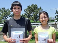 5Kmの部で優勝の新井和貴さんと糸氏明子さん