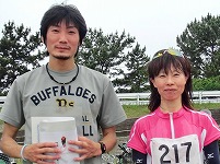 5Kmの部で優勝の平池宏至さんと北風陽子さん