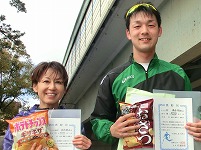 10Kmの部で優勝の岸田洋和さんと糸氏明子さん