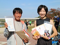 10Kmの部で優勝の臼井利明さんと石川友江さん
