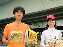 5Kmの部で優勝の楠本正輝さんと北風陽子さん