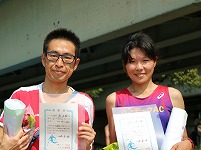 5Kmの部で優勝の瀬口美香さんと森正裕さん