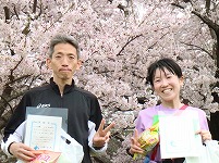 ハーフの部で優勝の山田和信さんと瀬々逸子さん