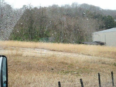 車窓から見る雪降りの景色（4月3日）