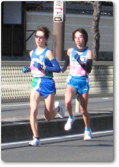 トップを競う合う赤羽有紀子選手（左）と伊藤舞選手